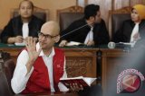 Guru TK Jakarta International School (JIS) yang menjadi terdakwa dugaan asusila Neil Bantleman menjalani sidang perdana di Pengadilan Negeri Jakarta Selatan, Selasa (2/12). Dua guru JIS Neil Bantleman dan Ferdinan Michael Tjiong menjalani sidang terkait dugaan tindakan kekerasan seksual terhadap beberapa murid JIS. ANTARA FOTO/Wahyu Putro A/wdy/14.