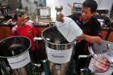 Sejumlah guru pendamping memproses minyak jelantah (minyak goreng bekas) menjadi bio solar di SMK Negeri 2 Salatiga, Jawa Tengah, Rabu (3/12). Guru dan pelajar di sekolah tersebut mengubah minyak jelantah, alkohol, katalisator yang diolah dengan cara transesterifikasi sehingga menghasilkan inovasi bahan bakar alternatif bio solar yang lebih efisien dan hemat biaya. ANTARA FOTO/ Aloysius Jarot Nugroh/wdy/14