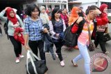 Sejumlah perempuan korban perdagangan manusia membawa barang milik mereka setibanya di Bandara Internasional Soekarno Hatta, Tangerang, Banten, Rabu (3/12). Bareskrim Mabes Polri bekerja sama dengan Kemenlu berhasil memulangkan 39 perempuan korban perdagangan manusia dari Malaysia dan Timur Tengah yang dipekerjakan di tempat hiburan. ANTARA FOTO/Muhammad Iqbal/wdy/14.