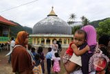 Pengunjung menyaksikan Monumen Kubah Tsunami di desa Gurah, Kecamatan Peukan Bada, Aceh Besar, Aceh, Rabu (3/12). Menjelang peringatan 10 tahun bencana tsunami 26 Desember , kubah  yang lepas dari bangunan mesjid terseret gelombang tsunami  sejauh 2,5 kilometer di areal persawan penduduk itumulai  ramai dikunjungi wisatawan. ANTARAACEH.COM/Ampelsa/14