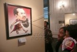Dua remaja menikmati karya karikatur berjudul 'Abraham Samad', karya Apat Supriyono, yang dipamerkan dalam pameran bertajuk Politikus Kita Dalam Karikatur, di Museum Seni Rupa dan Keramik Jakarta, Jakarta Kota, Sabtu (6/12). Pameran yang menampilkan karya 12 karikaturis dari Pakarti (Persatuan Kartunis Indonesia), tersebut diselenggarakan hingga 20 Desember 2014. ANTARA FOTO/Dodo Karundeng
