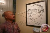 Kartunis yang juga presiden Pakarti (Persatuan Kartunis Indonesia), Jan Praba menatap karya karikaturnya berjudul 'Gus Dur', yang dipamerkan dalam pameran bertajuk Politikus Kita Dalam Karikatur, di Museum Seni Rupa dan Keramik Jakarta, Jakarta Kota, Sabtu (6/12). Pameran yang menampilkan karya 12 karikaturis dari Pakarti tersebut diselenggarakan hingga 20 Desember 2014. ANTARA FOTO/Dodo Karundeng