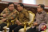 Presiden Joko Widodo (tengah) didampingi Wapres Jusuf Kalla (kanan) berbincang dengan Menteri Keuangan Bambang Soemantri Brodjonegoro (kiri) saat penyerahan Daftar Isian Pelaksanaan Anggaran (DIPA) tahun 2015 di Istana Negara, Jakarta, Senin (8/12). DIPA yang diserahkan untuk Kementerian Negara/Lembaga berjumlah 22.878 dengan nilai Rp647,3 triliun. ANTARA FOTO/Prasetyo Utomo/wdy/14.