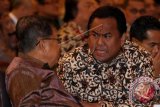 Wakil Presiden Jusuf Kalla (kiri) berbincang dengan Menteri Perdagangan Rachmat Gobel (kanan) saat menghadiri pembukaan Rapat Pimpinan Nasional (Rapimnas) Kadin tahun 2014 di Jakarta, Senin (8/12). Dalam Rapimnas tersebut Kadin mengusung tema Mengembalikan Kejayaan Ekonomi Maritim Untuk Kesejahteran Rakyat. ANTARA FOTO/Muhammad Adimaja/wdy/14.