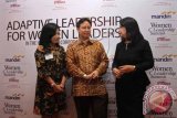 Dirut Bank Mandiri Budi G Sadikin (tengah) berbincang dengan Dirut PT. Hotel Indonesia Natour (HIN) Intan Katoppo (kiri) dan Direktur PT. Holcim Indonesia Farida Helianti S (kanan) usai membuka Seminar Women Leadership Summit 2014 di Jakarta, Selasa (9/12). Sekitar 200 Wanita Indonesia yang menempati level Chief di berbagai perusahaan Nasional dan Internasional menghadiri acara yang didukung Bank Mandiri tersebut dengan tema Adaptasi kepemimpinan disektor dunia kerja untuk pengusaha-pengusaha perempuan di Indonesia. ANTARA FOTO/Reno Esnir/wdy/14.