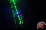 Seorang seniman menari bersama sinar laser pada pembukaan PON Remaja I 2014 Jawa Timur di DBL Arena Surabaya, Selasa (9/12). PON Remaja I 2014 diikuti 3000 lebih atlit dari 34 provinsi di Indonesia yang akan bertanding di 15 cabang olahraga. Foto Antaranews Kalsel/Herry Murdy Hermawan