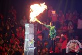 Pesepakbola Evan Dimas melakukan penyulutan api menandai dimulainya PON Remaja I Jawa Timur di DBL Arena Surabaya, Selasa (9/12). PON Remaja I 2014 diikuti 3000 lebih atlit dari 34 provinsi di Indonesia yang akan bertanding di 15 cabang olahraga. Foto Antaranews Kalsel/Herry Murdy Hermawan