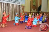 Bebarapa anak peserta Pendidikan Usia Dini (PAUD) Kota Banjarmasin menunjukan kebolehan mereka membawakan sebuah tarian asal Provinsi Kalimanatan Selatan saat pembukaan Seminar PAUD yang diadakan Pusat Kerja Gugus (PKG) Pendidikan Anak Usia Dini (PAUD) dan Kelompok Kerja Kepala TK dan Pengelola KB/TK Unit Pelaksana Teknis Pendidikan (UPTP). Dalam seminar tersebut ditetapkan pentingnya PAUD sebagai wahana mempersiapkan anak sebelum memasuki jenjang pendidikan lebih lanjut.(Foto Antaranews Kalsel/humas/e)

 