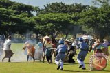 Tentera Belanda menyerang para petani yang tengah beraktivitas dalam pementasan terbuka drama kolosal mengisahkan perjuangan pahlawan nasional Aceh,Teuku Umar melawan kolonial Belanda di Lapangan Blang Padang, Banda Aceh, Jumat (12/12). Drama kolosal perjuangan Teuku Umar melawan kolonial Belanda itu ditampilkan dalam rangka persiapan menyambut hari Juang Kartika dan Hut Kodam Iskandar Muda. ANTARAACEH.COM/Ampelsa/14