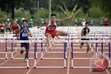 Sejumlah atlet beradu cepat saat final lari gawang 110 meter putra Pekan Olahraga Nasional (PON) Remaja I di Lapangan Atletik Oentoeng Poedjadi, Unesa, Surabaya, Jawa Timur, Jum'at (12/12). Pada nomor tersebut atlet Sumbar Irwan Suadi berhasil menjadi yang tercepat dengan catatan waktu 14.34 detik. ANTARA FOTO/Suryanto/wdy/14.