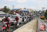 Pengendara roda dua dan empat dari luar kota menuju Banjarmasin melewati Jembatan Kayu Tangi yang sedang dalam pengerjaan mencapai  sekitar 95 persen sehingga dilakukan uji coba di jalan Hasan Basri, Sabtu (13/12). Jembatan dengan bentang kurang lebih 150 meter tersebut diterget rampung sebelum akhir 2014 untuk menghindari kemacetan menyambut perayaan Tahun Baru 2015.(Foto Antaranews Kalsel/Asmuni/e)