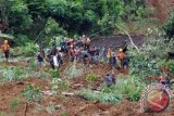 Warga bersama anggota TNI dan relawan mencari korban tertimbun tanah longsor di Dusun Jemblung, Desa Sampang, Karangkobar, Banjarnegara, Jawa Tengah, Sabtu (13/12). Tebing setinggi 100 meter yang longsor pada Jumat (12/12) itu menimbun sedikitnya 40 rumah dan puluhan orang masih belum ditemukan. Pencarian saat ini untuk sementara dihentikan akibat cuaca buruk yang di khawatrikan akan terjadi longsor susulan. ANTARA FOTO/Anis Efizudin