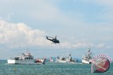 Sebuah Helikopter terbang di atas sejumlah kapal pada puncak peringatan Hari Nusantara 2014 di taman Siring Laut Kabupaten Kotabaru Kalimantan Selatan, Senin (15/12). Antarafoto/Herry Murdy Hermawan