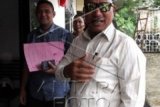 Bupati Seram Bagian Timur Abdullah Vanath (kanan) tiba di kantor Direktorat Reskrimsus Polda Maluku, di kawasan Mangga Dua, Ambon, Maluku, Rabu (17/12). Abdullah Vanath diperiksa penyidik Ditreksrimsus Polda Maluku sebagai tersangka kasus dugaan korupsi dan Tindak Pidana Pencucian Uang (TPPU). Ia telah ditetapkan sejak 29 Oktober 2014 lalu. ANTARA FOTO/Izaac Mulyawan/Rei/nz/14.