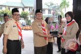 Wakil Wali Kota H.M Irwan Anshari yang juga Ketua Kwarcab Gerakan Pramuka Kota Banjarmasin  menyerahkan trofi kepada perwakilan Kartir Ranting Banjarmasin Utara sebagai juara terbai I pada acara gelar senja rutin  di halaman Balai Kota jalan RE Martadinata, Rabu (17/12). Penghargaan tersebut untuk pelaksanaan gelar senja selama tahun 2014.(Foto Antaranews Kalsel/humas/e)