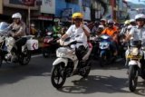 Walikota Ambon Richard Louhenapessy (depan tengah) didampingi Direktur Lalu Lintas Polda Maluku Kombes Polisi Syaiful Rahman (kiri depan) memimpin pawai kendaraan bermotor dalam rangka kampanye tertib berlalu lintas melewati sejumlah ruas jalan di Kota Ambon, Maluku, Jumat (19/12). Kampanye tersebut guna mendukung operasi penertiban perparkiran dan transportasi yang sementara dilaksanakan Pemerintah Kota Ambon. ANTARA FOTO/izaac mulyawan/ama/14