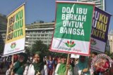 Sejumlah aktivis perempuan bangsa membawa poster ketika menggelar kampanye menyambut Hari Ibu pada Hari Bebas Kendaraan Bermotor di Jalan M.H. Thamrin, Jakarta, Minggu (21/12). Mereka memprotes kekerasan yang masih sering terjadi terhadap kaum perempuan. ANTARA FOTO/Reno Esnir