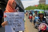 Mahasiswi Universitas Negeri Makassar menggelar aksi memperingati Hari Ibu di Makassar, Sulawesi Selatan, Senin (22/12). Mereka menyeruhkan agar penghargaan terhadap kaum ibu dilakukan dengan membebaskan perempuan dari berbagai bentuk kekerasan, fisik, psikis, ekonomi dan seksual. ANTARA FOTO/Sahrul Manda Tikupadang