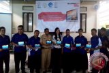 Pihak Lenovo menyerahkan bantuan Yoga Tablet kepada para relawan TIK wilayah Banjarmasin, sebagai rangkaian program Corporate Social Responsibility (CSR) yang difokuskan pada bidang pendidikan, untuk membantu para pelajar yang berada di kawasan Indonesia Bagian Timur agar lebih memahami teknologi informasi dan komunikasi terutama internet. Penyerahan bantuan  disaksikan oleh I Oki Tri Hutomo Ketua III Relawan TIK Nasional. Lenovo mendonasikan lebih dari 150 unit Lenovo Yoga Tablet dan dana tunai sebagai bentuk dukungannya Lenovo untuk kegiatan edukasi Relawan TIK di Indonesia Bagian Timur. Bertempat di SMKN 2 Banjarmasin. Selasa (23/12).Foto Antaranews Kalsel/lenovo/ulul maskuriah/e)

