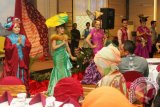 Beberapa model menampilkan busana dari bahan kain tenun Pagatan kabupaten Tanah Bumbu Kalimantan Selatan di Ballroom Hotel Mercure Banjarmasin, Senin (22/12). Pemerintah Kabupaten Tanah Bumbu menggali potensi tenun pagatan menjadi ciri khas daerah dan memperkaya budaya Kalimantan Selatan. Foto Antaranews Kalsel/Herry Murdy Hermawan