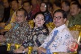 Menteri Koordinator Pembangunan Manusia dan Kebudayaan Puan Maharani (tengah) bersama Menteri Desa, PDT, Transmigrasi Marwan Ja'far (kiri) dan Menteri Agraria dan Tata Ruang Ferry Mursyidan Baldan (kanan) menghadiri rapat koordinasi nasional Kementerian Desa, PDT dan Transmigrasi bersama gubernur dan bupati se-Indonesia di Jakarta, Selasa (23/12). Pada rapat itu Kementerian Desa, PDT dan Transmigrasi mengajak pemerintah daerah dan kementerian/lembaga melakukan pembangunan desa bersama dalam kerangka Undang-undang No.6 Tahun 2014 tentang Desa. ANTARA FOTO/Vitalis Yogi Trisna/wdy/14.