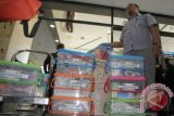 Petugas memeriksa boks plastik berisi barang-barang untuk para tahanan di Gedung Komisi Pemberantasan Korupsi (KPK) Jakarta, Kamis (25/12). Pemeriksaan segala jenis barang kunjungan tersebut untuk mencegah masuknya barang terlarang bagi tahanan korupsi pada perayaan Natal 2014. ANTARA FOTO/Reno Esnir/wdy/14.