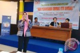 Pemateri dari IkaBI Kalbar, Mif Widayati menyampaikan materi tentang Ide dan Peluang Usaha pada seminar Kewirausahaan dengan tema 'Jadi Pengusaha (Muda) Itu Mudah' di Universitas Muhammadiyah Pontianak dalam rangka HUT Antara ke-77 pada Sabtu (27/12). (Foto Antara Kalbar / Zaenal Abidin).