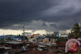 Awan hitam pekat berserta angin kencang menyelimuti Kota Banjarmasin, Sabtu (27/12). Menurut BMKG Banjarbaru potensi hujan deras disertai angin topan puting beliung diperkirakan hingga akhir Januari 2015 dan di Provinsi Kalimantan Selatan telah terdata bebarapa daerah yang sering diterjang angin kecang berputar tersebut.(Antaranews Kalsel/Asmuni/e)  