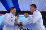 Surabaya (Antara Jatim) - KSAL, Laksamana TNI Marsetio (kiri) didampingi istrinya Ny Penny Iriana Marsetio (kedua kiri) memberikan potongan tumpeng pada perwira menengah TNI-AL teladan disela-sela peringatan Hari Armada RI 2014 di Dermaga Ujung Koarmatim, Surabaya, Jawa Timur, Jumat (5/14). Dalam peringatan tersebut, KSAL, Laksamana TNI Marsetio mengatakan visi pemerintah untuk mewujudkan Indonesia sebagai poros maritim dunia, sangat selaras dengan upaya membangun dan meningkatkan kemampuan TNI AL yang andal dan disegani serta berkelas dunia. FOTO M Risyal Hidayat/14/Chan.