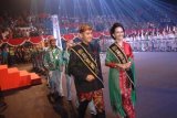 Surabaya (Antara Jatim) - Kontingen atlet dari Provinsi Jawa Timur mengikuti defile ketika upacara pembukaan Pekan Olahraga Nasional (PON) Remaja I/2014 di DBL Arena, Surabaya, Jatim, Selasa (9/12) malam. PON Remaja I/2014 yang di buka langsung oleh Menpora, Imam Nahrawi tersebut berlangsung hingga 15 Desember 2014 dengan mempertandingkan 15 cabang olahraga (cabor) yang diikuti 34 provinsi di Indonesia. FOTO M Risyal Hidayat/14