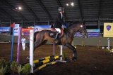 Surabaya (Antara Jatim) - Atlet Equestrian dengan menunggangi kuda nya melewati halang rintang dalam nomor Show Jumping Perorangan 30-50 cm dalam kejuaraan Equestrian 