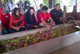 Blitar (Antara Jatim) - Calon Wakil Gubernur DKI Jakarta Djarot Saiful Hidayat (kaus merah) ditemani istri (baju ungu) berziarah ke makam Bung Karno di Kelurahan Bendogerit, Kecamatan Sanan Wetan, Kota Blitar, Jawa Timur, Senin (8/12). Djarot direncanakan akan dilantik menjadi Wagub mendampingi Basuki Tjahaja Purnama memimpin DKI Jakarta. FOTO Asmaul Chusna/14/Oka. 