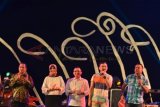 Banyuwangi (Antara Jatim) - Bupati Banyuwangi Abdullah Azwar Anas (tengah) bersama Istri menyanyi bersama grup Kahitna saat tampil dalam Banyuwangi Beach Jazz Festival 2014 di Pantai Boom, Banyuwangi, Jawa Timur, Sabtu (6/12) malam. Pergelaran jazz pantai itu berslogan 