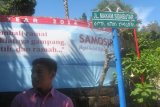 <br />
<br />
Samosir, 7/12 - AKSARA BATAK. Seorang pengunjung berdiri di bawah plang nama jalan Makam Sidabutar dilengkapi aksara Batak, di Desa Tomok, Kecamatan Simanindo, Kabupaten Samosir, Minggu. Dinas Perhubungan, Komunikasi dan Informatika setempat menuliskan aksara Batak ini sebagai ciri khas daerah tujuan wisata, dan pendidikan kepada generasi penerus supaya tidak melupakan budaya daerah. (Foto Antarasumut/Waristo)