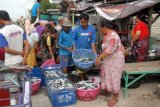 Pamekasan (Antara Jatim)-Nelayan menurunkan ikan lemuru usai melaut di Desa Dharma Tanjung, Camplong, Sampang, Rabu (10/12). Pada musim tangkap tahun ini, nelayan di Madura rata-rata dapat menangkap 1,2 hingga 12 ton ikan  FOTO/ Saiful Bahri/14/Oka

