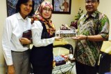 Surabaya (Antara Jatim) - Sekretaris Corporate Hotel Singgasana, Virtaloka (2/kiri) mengucapkan selamat HUT ke-77 LKBN Antara kepada Kepala Biro LKBN Antara Jatim Drs H Akhmad Munir (kanan) saat melakukan kunjungan ke Grha Antara Jawa Timur, Senin (15/12). (Foto Edy M Ya'kub/14/
