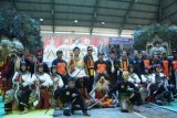 Ponorogo (Antara Jatim) - Kapolres Ponorogo, AKBP Iwan Kurniawan (tengah) berfoto bersama jajaran forum pimpinan daerah setempat dan sejumlah penari reog usai pembukaan Invitasi Pencak Silat se-Jatim-Bali yang digelar di gedung olahraga (GOR) Ponorogo, Jatim, Jumat (19/12). Turnamen pencak silat yang diikuti 400-an peserta dari 17 kontingen berbagai daerah tersebut dijadwalkan berlangsung tiga hari, atau hingga 21 Desember 2014 memperebutkan trophy Kapolres Ponorogo Cup dan hadiah uang tunai. Foto IST/Destyan Sujarwoko/14/Chan.


 