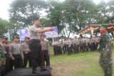 :  Kapolres Simalungun AKBP Andi Syahriful Taufik (kiri),  menguji pemahaman prajurit TNI, personil kepolisian dan jajaran pemkab dalam peragaan sebagai pelopor keselamatan berlalulintas, di Lapangan Purbasari, Kecamatan Tapian Dolok, Kabupaten Simalungun, Selasa (23/12).  Kegiatan ini dberlangsung usai gelar apel pasukan Operasi Lilin Toba 2014 dalam rangka  pengamanan Natal 2014 dan Tahun Baru 2015,  (Foto Antarasumut/Waristo)<br />
<br />
