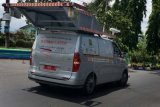 Pasuruan (Antara Jatim) - Sebuah mobil melakukan survei kondisi jalan dengan sistem radiasi laser di Jalan Raya Bangil, Pasuruan, Jatim, Minggu (30/11). Ruas jalan Nasional di wilayah Pasuruan ada tiga titik yang akan mendapat perbaikan dengan anggaran Rp 20miliar pada yahun 2015 mendatang diantaranya ruas jalan Surabaya-Malang di wilayah Purwodadi, Jalan Surabaya-Banyuwangi di wilayah Beji dan Kota Pasuruan.ANTARA FOTO/Adhitya Hendra/14/Oka.