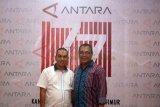 Surabaya (Antara Jatim) - Anggota DPRD Surabaya M Machmud berfoto bersama seusai menyampaikan ucapan selamat HUT ke-77 LKBN Antara kepada Kepala Biro LKBN Antara Jatim Drs H Akhmad Munir, dalam rangka syukuran HUT ke-77 di Graha LKBN Antara Biro Jatim, Surabaya, Sabtu (13/12). (Foto Seno/14/Uki)