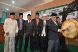 Surabaya (Antara Jatim) - Ketua Umum PBNU Prof Dr KH Said Aqil Siroj memukul beduk untuk menandai pembukaan Seminar Internasional tentang 
