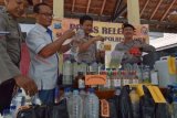 Madiun (Antara Jatim) - Sejumlah petugas kepolisian memperlihatkan minuman keras oplosan berbagai jenis hasil operasi di Mapolres Madiun, Minggu (7/12). Dari operasi tersebut, polisi menyita 745,5 liter minuman keras dari 47 tersangka penjual dan pemakai. FOTO Siswowidodo/14/DK