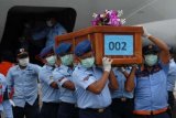 Sidoarjo (Antara Jatim) - Sejumlah anggota TNI membawa peti berisi jenazah korban pesawat AirAsia QZ 8501 sesaat setelah tiba di Base Ops Lanudal Juanda Surabaya di Sidoarjo, Jawa Timur, Rabu (31/12). Dua dari tujuh jenazah pesawat AirAsia QZ 8501 yang berhasil ditemukan oleh tim SAR gabungan ini tiba di Surabaya dan selanjutnya akan dibawa ke Rumah Sakit Bhayangkara Polda Jawa Timur untuk proses identifikasi. FOTO M Risyal Hidayat/15/Oka.