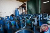 Pekerja merapikan susunan gas elpiji 12 kilogram di Jakarta, Sabtu (3/1). PT Pertamina (Persero) menaikan harga jual elpiji non-subsidi tabung 12 kilogram sebesar Rp 1.500 per kilogram sehingga dengan penyesuaian itu harga jual rata-rata elpiji dari Pertamina menjadi Rp 9.069 per kilogram sementara sebelumnya per kilogramnya seharga Rp 7.569. ANTARA FOTO/Vitalis Yogi Trisna/wdy/15