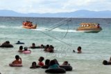 Sejumlah pengunjung menikmati suasana di Pantai Liang, Pulau Ambon, Maluku, Sabtu (3/1). Pantai Liang merupakan salah satu destinasi wisata di Pulau Ambon yang paling diminati pengunjung saat liburan awal tahun. ANTARA FOTO/izaac mulyawan/ed/pd/14