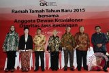 Ketua Dewan Komisioner Otoritas Jasa Keuangan (OJK) Muliaman D Hadad (kanan) berbincang dengan Wakil Ketua Dewan Komisioner OJK Rahmat Waluyanto (kedua kanan) dan anggota OJK (kiri ke kanan) Ilya Avianti, Kusumaningtuti Sandriharmy Soetiono, Firdaus Djaelani, Nurhaida, dan Nelson Tampubolon saat ramah tamah di Kantor OJK Jakarta, Senin (5/1). Ramah tamah pada hari pertama kerja 2015 yang dihadiri Asosiasi Industri Keuangan serta pimpinan perbankan itu untuk lebih mempererat hubungan OJK dan perbankan yang menjadi mitra kerjanya. ANTARA FOTO/Wahyu Putro A/wdy/15.