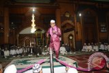 Muhammad Ikhsan atau Ustadz Cepot memberikan tausiah saat Tablig Akbar menyambut Maulidur Rasul 1436 H di ruang induk Masjid Jami Banjarmasin Utara, Minggu (4/1).Tablig Akbar kerjasama Yayasan Istana Anak Yatim (YIAY) pimpinan H Zairullah Azhar dengan pengelola Masjid Jami, dair dari Bandung itu menekankan kepada remaja Kota Banjarmasin untuk melaksanakan shalat lima waktu.(Foto Antaranews Kalsel/Hasan Zainuddin/e)   