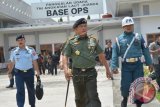 Panglima TNI, Jenderal TNI Moeldoko (tengah), berjalan menuju pesawat usai memberi keterangan pers sesaat sebelum berangkat ke Pangkalan Bun, di Base Ops Lanudal Juanda, Surabaya, Selasa (6/1). Panglima TNI berinisiatif mengajak keluarga korban jatuhnya pesawat AirAsia QZ8501, melakukan tabur bunga di titik lokasi jatuhnya pesawat, dengan menggunakan pesawat dan kapal milik TNI dengan waktu yang ditentukan sendiri oleh keluarga korban. ANTARA FOTO/Eric Ireng/WDY/15.