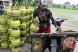 Pekerja menata tabung gas elpiji 3 kg ke atas sepeda motor untuk didistribusikan kesejumlah pengecer elpiji di Kediri, Jawa Timur, Selasa (6/1). Sejak PT Pertamina (Persero) menaikan harga jual elpiji non-subsidi untuk tabung 12 kilogram sebesar Rp 1.500 per kilogram, membuat permintaan tabung gas elpiji 3 kg meningkat hingga 20 prsen. ANTARA FOTO/Rudi Mulya/wdy/15.
