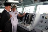 Gubernur Maluku Said Assagaff (kiri) menyimak penjelasan Komandan KRI John Lie-358 Kolonel Laut (P) Antonius Widyoutomo (kanan) saat meninjau KRI John Lie-358 yang merapat di Dermaga Pangkalan Utama TNI Angkatan Laut (Lantamal) IX Ambon, Jumat (2/1). KRI John Lie-358 merupakan kapal perang baru TNI AL jenis perusak kawal rudal MRLF (Multi Role Light Fregate). Kapal perang buatan Inggris tersebut memiliki kemampuan peperangan permukaan, udara, bawah air dan elektronika. ANTARA FOTO/Izaac Mulyawan/Rei/nz/15.